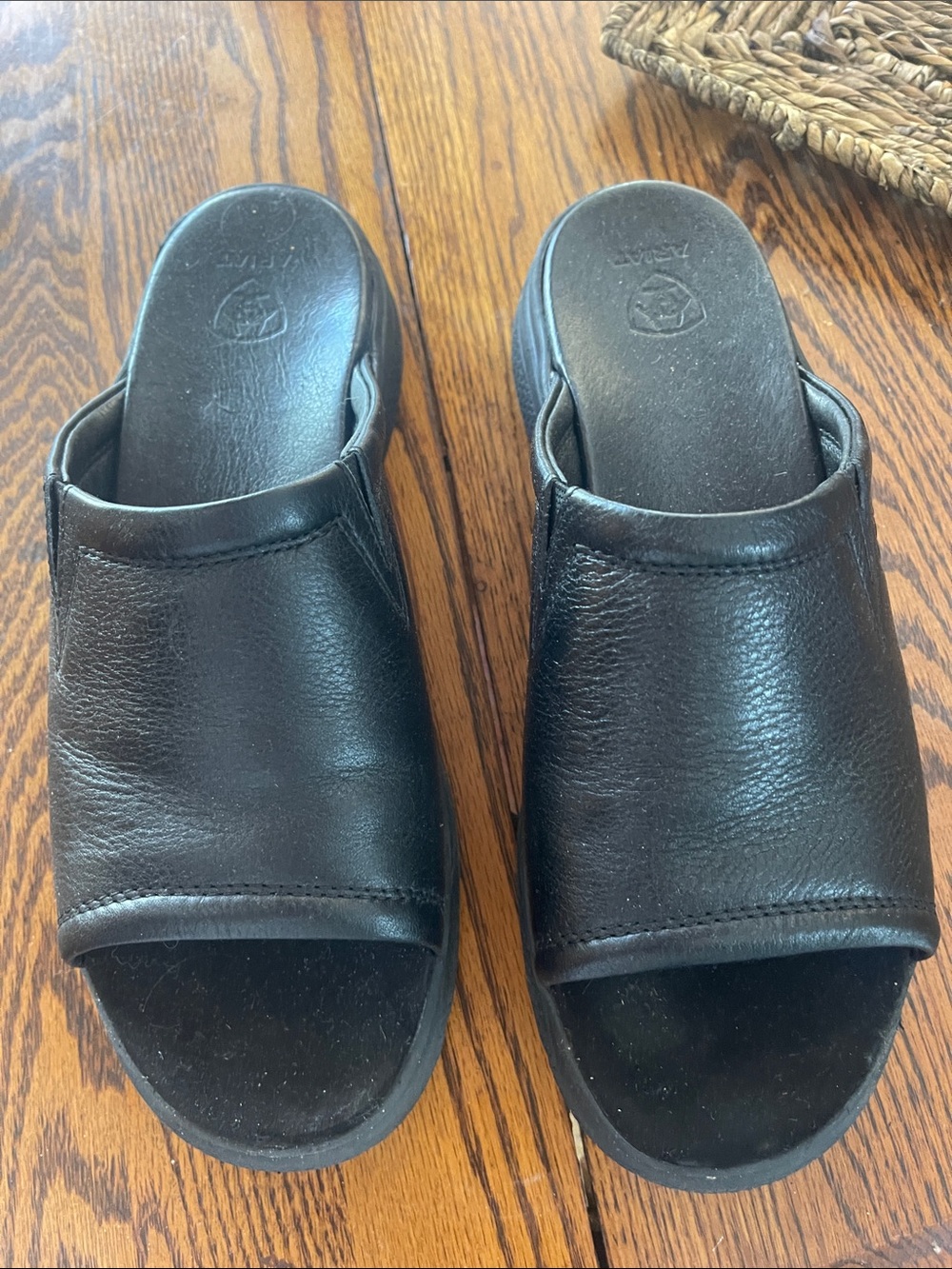 Ariat slides .